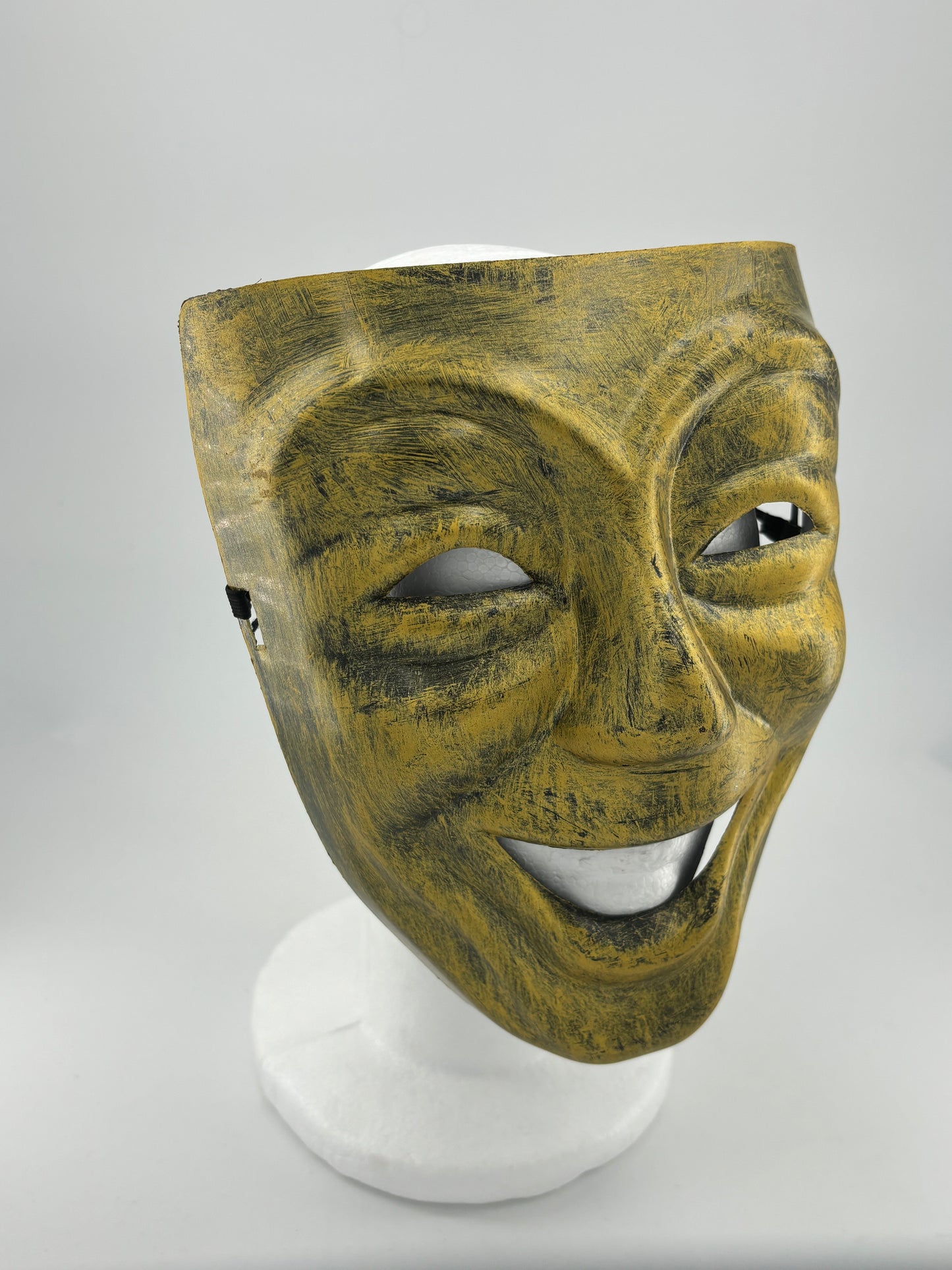Masque de couleur or