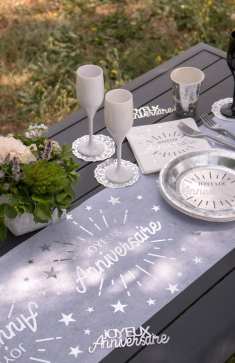 Chemin de table intissé anniversaire blanc et argent 5m x 30 cm