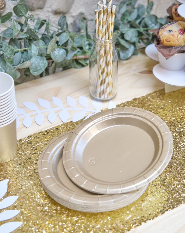 Petites assiettes en carton doré mat 18 cm